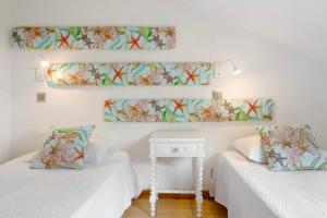 um quarto com duas camas e uma mesa com almofadas em Sun and Moon em Porto Santo
