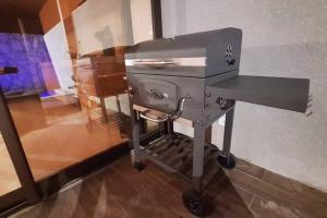 einen Grill auf einem Tisch in einem Zimmer in der Unterkunft Milagres Hospedagens - Casa Praia & Capela in São Miguel dos Milagres + 115 Fotos