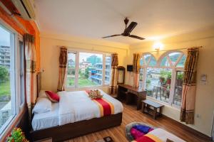Ліжко або ліжка в номері Hotel Himalayan Inn