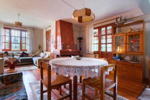 un ampio soggiorno con tavolo e sedie di Villa with Garden 10 min to Sapanca Lake a İzmit