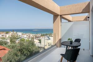 vistas al océano desde el balcón de una casa en Nuovo Luxury Suites en Daratso