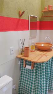 a bathroom with a wooden counter with a bowl on it at Casa de Mar Sagi in Baía Formosa