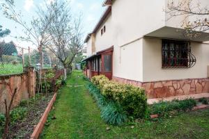 a yard next to a house at Villa with Garden 10 min to Sapanca Lake in Izmit