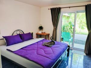 Ένα ή περισσότερα κρεβάτια σε δωμάτιο στο Kohmook​ Money​ House