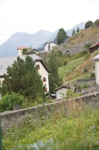 mała wioska z domami na wzgórzu w obiekcie Chasa Pro La Tuor Pitschna w mieście Ardez