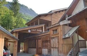 un gran edificio de madera con un granero para huéspedes en Chalet Le Petit Bes by Leavetown Vacations en Les Deux Alpes