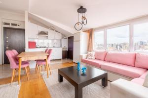 a living room with a pink couch and a table at Flat 7 min to Coast in Suadiye in Istanbul