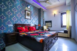 um quarto com uma cama grande e almofadas vermelhas em Pacific Grand em Amritsar