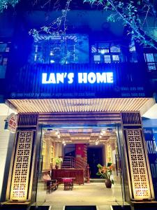 uma frente de loja com uma placa acesa em Lan’s home em Cao Bang