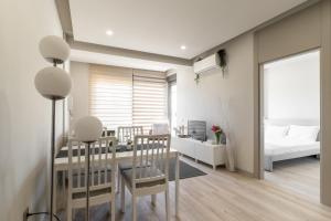 une salle à manger avec une table et une chambre dans l'établissement Central Studio w Balcony 10 min to Lara Beach, à Antalya