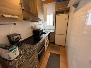 バルセロナにあるLarge Apartment in el Ravalの小さなキッチン(コンロ、冷蔵庫付)