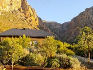 a house in the middle of a mountain at Oorlogs Kloof Mountain Retreat Montagu in Montagu