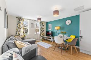 曼徹斯特的住宿－Designer Apartment - Great Location!，客厅配有沙发和桌子