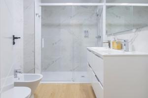 ein Bad mit einer Dusche, einem WC und einem Waschbecken in der Unterkunft Nosquera FreshApartaments by Bossh! Apartaments in Málaga
