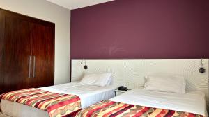 two beds sitting next to each other in a room at QSA - Anora Spaces - Metropolis Alphaville in Barueri