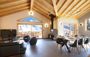 een woonkamer met een eettafel en stoelen bij Chalet Leosky by Leavetown Vacations in Les Deux Alpes