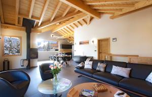 een woonkamer met een bank en een tafel bij Chalet Leosky by Leavetown Vacations in Les Deux Alpes
