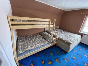 Двох'ярусне ліжко або двоярусні ліжка в номері Chalupa Amálka