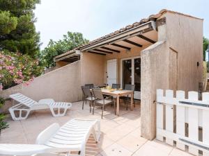 En balkon eller terrasse på Villa T3 Mezzanine avec Piscine, Terrasse et Parking Privé, 5 min de la Plage - Narbonne - FR-1-409-37