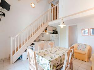 Køkken eller tekøkken på Villa T3 Mezzanine avec Piscine, Terrasse et Parking Privé, 5 min de la Plage - Narbonne - FR-1-409-37