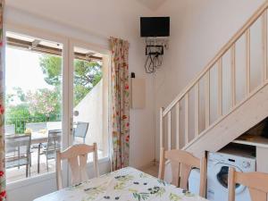 Et tv og/eller underholdning på Villa T3 Mezzanine avec Piscine, Terrasse et Parking Privé, 5 min de la Plage - Narbonne - FR-1-409-37