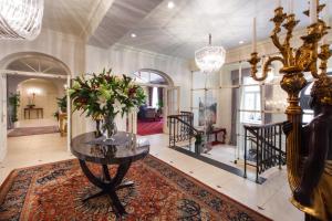 um lobby com uma mesa com um vaso de flores em Grand Palace Hotel - The Leading Hotels of the World em Riga