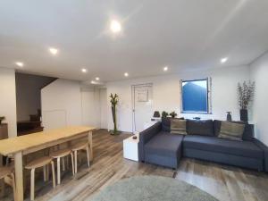 una sala de estar con un sofá y una mesa en Canada da Ribeira, en Ponta Garça