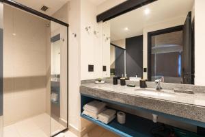 a bathroom with a sink and a shower at QSA - Anora Spaces - Metropolis Alphaville in Barueri