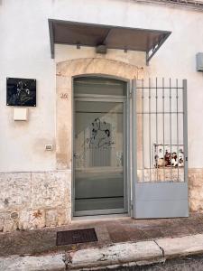 una puerta a un edificio con graffiti en Mi Casa Luxury Suite - Room with Hydromassage Pool, en Turi