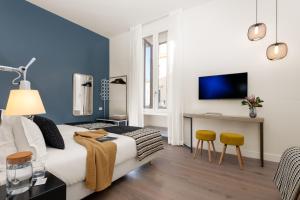 een slaapkamer met een bed, een bureau en een televisie bij Charme 308 in Rome