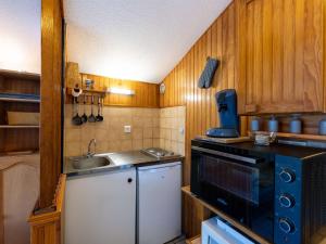 a small kitchen with a sink and a stove at Appartement 4 pers cosy avec wifi et casier à skis, Vue pistes, Gourette - FR-1-400-123 in Eaux-Bonnes