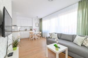 - un salon avec un canapé et une table dans l'établissement LTC Apartments Ujejskiego, à Gdynia