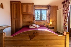 a bedroom with a bed with a heart on it at Le Coin des Mélèzes - NATURE & TREK in Brusson