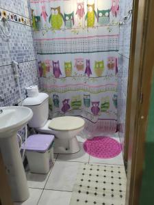 Un baño con inodoro y cortina de ducha. en RECANTO DO SABIÁ, en Carolina