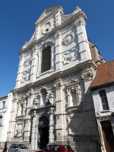 a building with a tower with a clock on it at Maison de la Lys in Aire-sur-la-Lys +2 photos