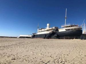 un gran barco está atracado en una playa en Maison Caraïbes en Le Barcarès