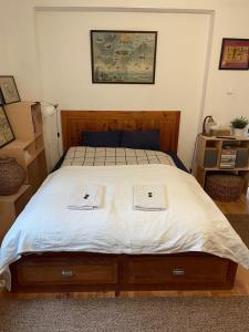 En eller flere senge i et værelse på Rustic Cottage & Garden Retreat on Buda Hilltop