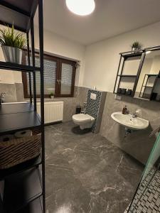 Ένα μπάνιο στο bee Apartment 10 Betten für Gruppen & Monteure PS5