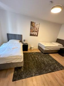 - une chambre avec 2 lits et un tapis dans l'établissement bee Apartment 10 Betten für Gruppen & Monteure PS5, à Fellingshausen