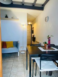 un salon avec une table et un canapé dans l'établissement Neus del Pas, au Pas de la Case