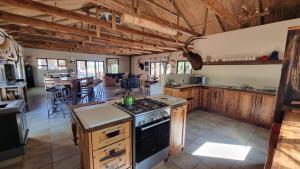 A kitchen or kitchenette at Zoutpanputs Game Lodge