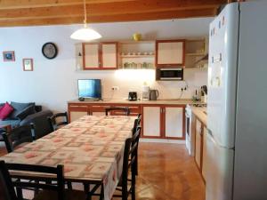 Kuchyňa alebo kuchynka v ubytovaní Angi apartman