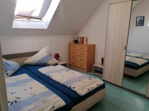 Posteľ alebo postele v izbe v ubytovaní Angi apartman