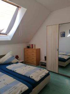 Posteľ alebo postele v izbe v ubytovaní Angi apartman