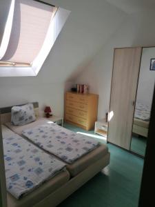 Posteľ alebo postele v izbe v ubytovaní Angi apartman