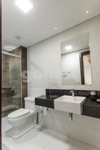 y baño con lavabo, aseo y espejo. en Modern 1 Bedroom Apt Near Shopping Del Sol, en Asunción