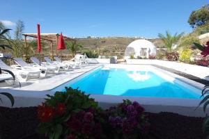 una piscina con sedie a sdraio accanto al resort di Amplio apartamento con terraza privada, piscina compartida en Arico a Santa Cruz de Tenerife