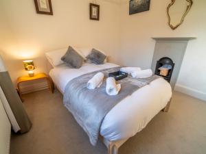 1 dormitorio con 1 cama con toallas en Pass the Keys Gorgeous 5 bedroom home, en Nottingham