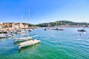 a group of boats docked in a harbor at Kanangra, 2 bedroom apartment in Teignmouth in Teignmouth