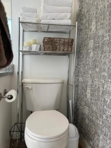 a white toilet in a bathroom with towels at Laid Back In Langford in Langford +11 photos
